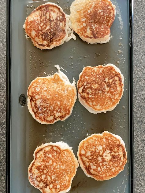 Start your day off right with these Fluffy Banana Pancakes! With just a few ingredients and some pancake mix, you can make homemade pancakes that are totally delicious. Top them with fresh fruit, sweet cream cheese syrup, or whatever your favorite topping may be. Try this recipe for the perfect breakfast treat! Cream Cheese Syrup, Easy Pancake Mix, Fluffy Banana Pancakes, Buttermilk Syrup, Easy Banana Pancakes, Easy Pancake, Banana Pancakes Recipe, Fried Bananas, Pancakes Ingredients