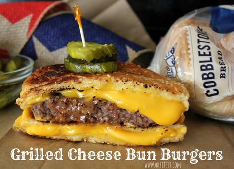 Grilled Cheese Bun Burgers! Panini Hamburger, Cheese Buns, Cheese Burger, Burger And Fries, Burgers Sandwiches, Snacks Für Party, Corn Dogs, Grilled Cheese Sandwich, Soup And Sandwich