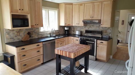 kitchen with natural wodd cabinets Small Shaker Kitchen, Natural Wood Kitchen Cabinets, Maple Kitchen Cabinets, Natural Wood Kitchen, Outdoor Kitchen Countertops, Maple Kitchen, Black Countertops, Maple Cabinets, New Kitchen Cabinets