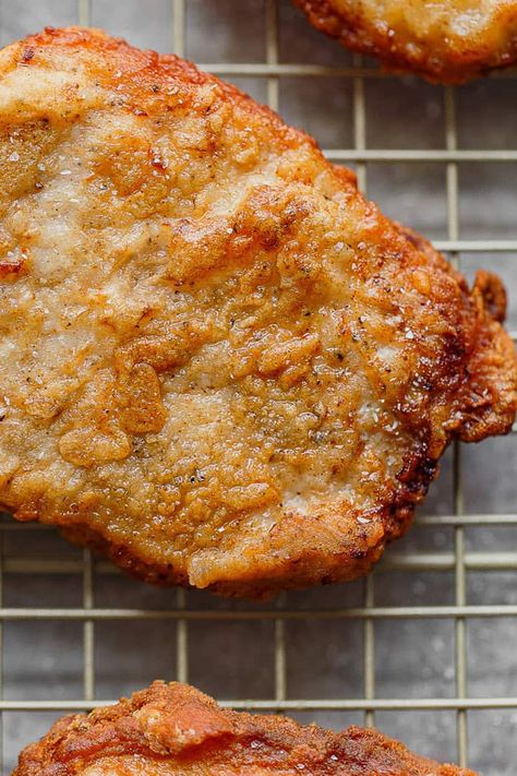 Close Up of Southern Fried Pork Chops recipe draining on rack Best Fried Pork Chops, Deep Fried Pork Chops, Fried Pork Steak, Fried Boneless Pork Chops, Country Fried Pork Chops, Southern Fried Pork Chops, Fried Pork Chop Recipes, Pan Fried Pork Chops, Boneless Pork Chop Recipes