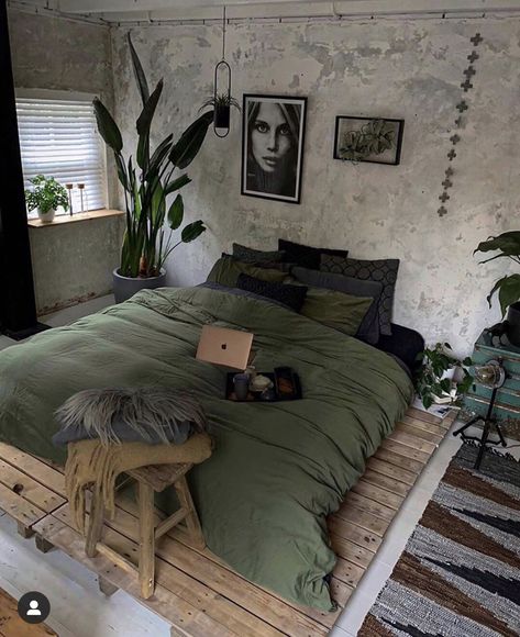 Rustic Cozy Room Ideas Aesthetic, Green And Black Room Aesthetic, Mens Bedroom Ideas Masculine Interior, Simplistic Home Decor, Bilik Idaman, Hippie Home Decor, Bedroom Decor Design, घर की सजावट, Room Inspiration Bedroom