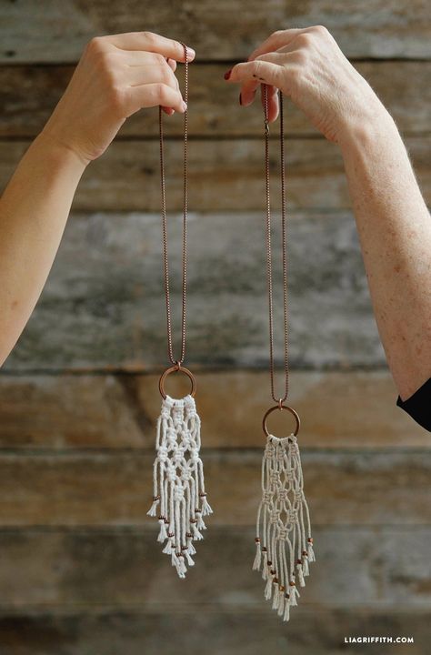 Easy macrame necklace tutorial                                                                                                                                                                                 More                                                                                                                                                                                 More Diy Macrame Necklace, Simpul Makrame, Pola Macrame, Hantverk Diy, Tutorial Macramé, Macrame Colar, Mini Wall, Necklace Tutorial, Diy Macrame