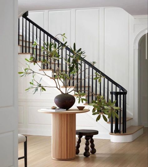 Feng Shui Stairs, Formal Living Room Designs, House Coastal, House Staircase, Escalier Design, Stair Case, Lan Can, Home Stairs Design, Foyer Design