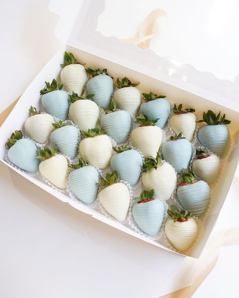 Two dozen blue and white chocolate-covered strawberries for a beautiful baby shower! 💙🤍 Velvet Vines YVR offers unbeatable prices for custom chocolate-covered strawberries in Vancouver ✨DM to order. . . . #vancouver #vancouvereats #vancouvertreats #yvreats #vancouverfoodie #vancityfoodie #chocolatecoveredstrawberries #yvrstrawberries #yvrsweets #giftideas #vancouvergifts #dippedstrawberries #dippedfruit #chocoberries Baby Shower Desert Ideas For Boy, Blue Desserts For Baby Shower Boys, Blue Covered Strawberries, Lorena Sweets, Baby Shower Chocolate Covered Strawberry, Blue And White Baby Shower Ideas, Baby Shower Strawberries, Blue Chocolate Covered Strawberries, Blue And White Cupcakes