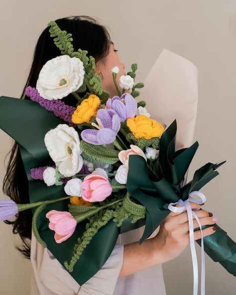 My first big bouquet arrangement! I wanted to make an arrangement that looks organic but cohesive. Just love how all of the flowers speaks for themselves but still exist harmoniously with one another. It’s a perfect gift for a special someone. Plus! They’d get to keep it forever 💕🫶🏻💐 Carat Bong, Big Bouquet, Bouquet Crochet, Graduation Bouquet, Bouquet Arrangement, Flowers Craft, Crochet Shell Stitch, Crochet Flowers Free Pattern, Earrings Patterns