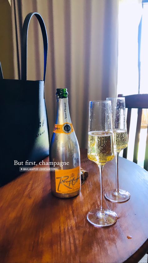 Veuve rich and ted baker tote Veuve Clicquot Aesthetic, Princess Era, Champagne Drinks, Drinks Ideas, Ig Aesthetic, Rich Aesthetic, Story Aesthetic, Life Vision, Birthday Shoot