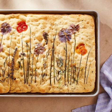 A nature-inspired dish pretty enough to be the centerpiece. Try Elizabeth Poett’s Herb Focaccia with Edible Flowers recipe. Herb Focaccia, King Ranch Chicken, Foccacia Bread, Edible Flowers Recipes, Bread Art, Focaccia Bread, Flower Food, Fresh Bread, Edible Flowers