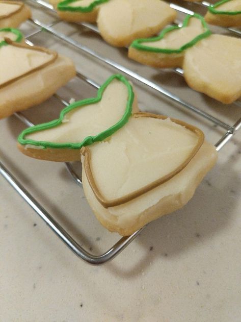 How to Make Baby Yoda Cookies for Christmas | Let's Eat Cake Yoda Cookies Decorated, Grogu Cookies, Baby Yoda Cookies Decorated, Star Wars Cookies Decorated, Mandalorian Cookies, Baby Yoda Cookies, Yoda Cookies, Cut Cookies, Starwars Mandalorian