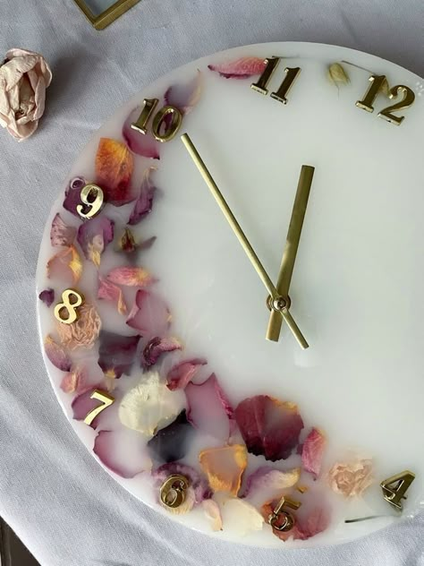 Resin Trays Ideas, Diy Resin Wall Art, Resin Art Canvas, Resin Business, Abstract Art Projects, Clock Design Ideas, Resin Wall Clock, Resin Watch, Functional Home Decor