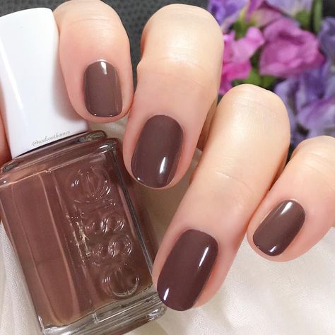 Essie - mink muffs Luxe Nails, Fun Halloween Nails, Brown Nail Art, Brown Nail Polish, Brown Nail, Brown Nails Design, Fall Manicure, Nails Now, Essie Nail Polish