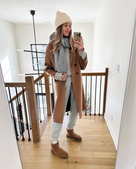 White Sweater And Jeans Outfit, White Winter Boots Outfit, Outfit With Joggers, Winter Boots Outfit, Ugg Boot Outfit, Scarf Outfit Winter, Sweater And Jeans Outfit, Camel Coat Outfit, New Hijab