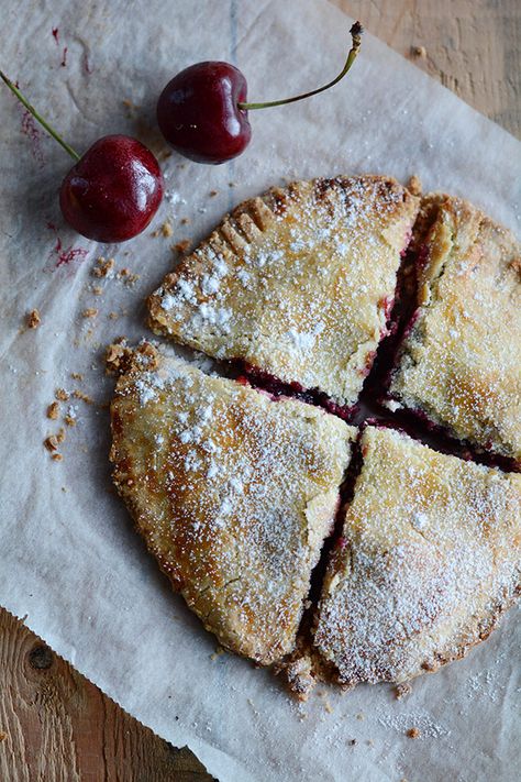 Cherry pie from Moldova - from Nordic Diner Moldovan Food, Foreign Desserts, European Desserts, Cultural Recipes, Just Pies, Cherry Tea, Ultimate Cookies, Russian Food, Ice Cream Cookie Sandwich