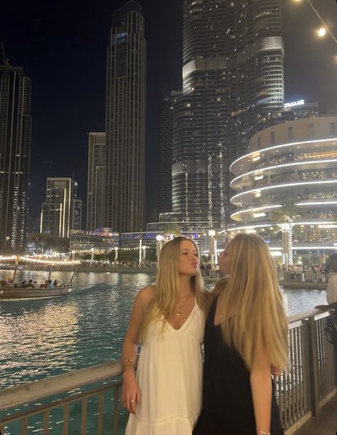 Dubai With Friends Aesthetic, Dubai With Best Friend, Dubai Friends Aesthetic, Dubai Girls Trip, Dubai With Friends, Dubai Moodboard, Dubai Habibi, Dubai Photo Ideas, Dubai Picture Ideas