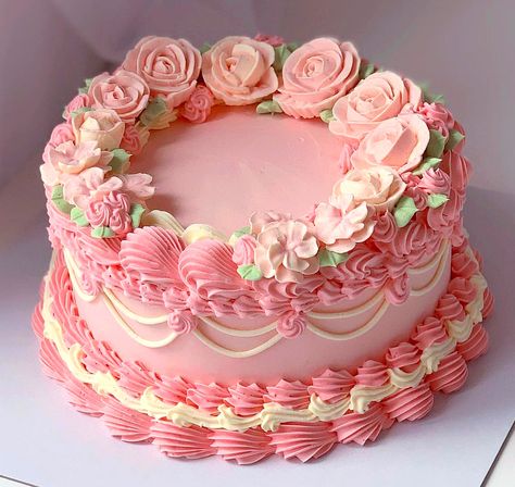 Round Vintage Cake, Pink Round Cake, Vintage Cake Design, Patisserie Cake, Vintage Birthday Cakes, Vintage Cakes, Sweet Ideas, Round Cake, Pink Round