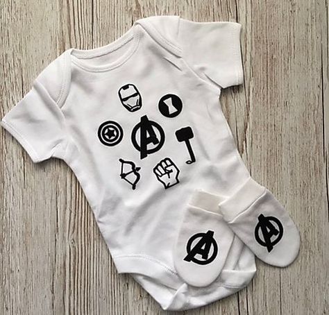 Marvel Baby Clothes, Cups Vinyl, Baby Marvel, Marvel Room, Baby Avengers, Unique Baby Clothes, Projets Cricut, Baby Birthday Gifts