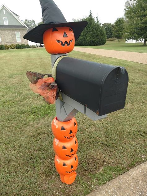 Halloween Mailbox Ideas, Diy Halloween Mailbox Decor, Halloween Mailbox Decorating Ideas, Halloween Decorations For Mailboxes, Halloween Mailbox Decorations Diy, Mailbox Halloween Ideas, Mailbox Halloween Decor, Skeleton Mailbox Decor, Halloween Mailbox Decorations