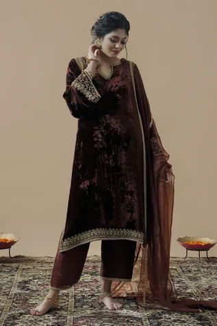 Plain Velvet Suit Design, Velvet Suit Designs Pakistani, Brown Velvet Suit, Velvet Designer Dresses, Ladies Suits Indian, Velvet Suit Design, Velvet Kurta, Wedding Outfits For Women, Pakistani Women