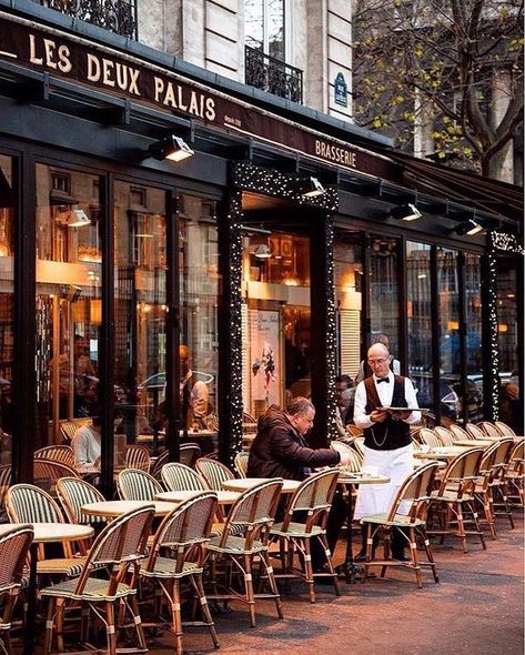 pinterest — 𝑜𝒽𝓃𝑜𝒸𝒶𝓇𝑜𝓁𝒾𝓃𝑒 Sainte Chapelle Paris, Restaurants In Paris, Sidewalk Cafe, Paris Dream, Cafe Society, Parisian Cafe, Cobblestone Streets, Cafe Bistro, French Cafe