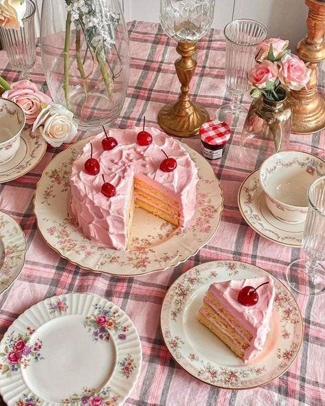 Picnic Cake, 80 S, Tea Party Food, Cherry Cake, Pretty Dessert, Pink Foods, Pretty Birthday Cakes, Tea Party Birthday, Piece Of Cake