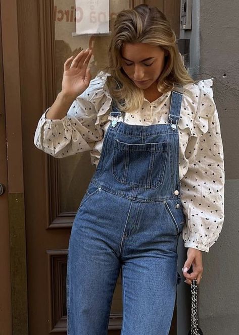 Classy Overall Outfits, Disney Overalls Outfit, Disney Overalls, Denim Overalls Outfit, Look 2023, Thrifted Outfit, Overall Outfit, Overalls Outfit, Thrifted Outfits