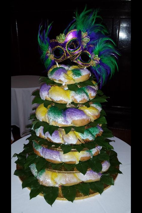 King Cake Wedding Cake, Mardi Gras Wedding Cake, Wedding Secrets, Mardi Gras Party Decorations, King Cakes, Mardi Gras Wedding, Mardi Gras King Cake, 30th Bday, Wedding Cake Table