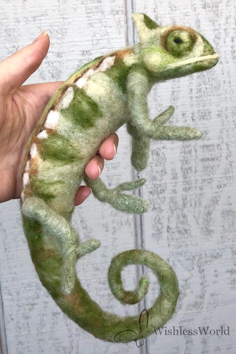 This is one of the most realistic commsions I have done so far. Made for a family whose boy wanted a chameleon but they decieded against a live animal. Several people on my instagram thought he was real from the tumbnail. I am so proud. This guy is sold, but email me if you want to commision something simlilar! #chameleon #needlefelting #wool #fiberart #felt #feltedanimal #fuzzyanimals #OOAK #decor #artdoll Needle Felted Chameleon, Needle Felted Lizard, Felt Chameleon, Felt Dragon, Handmade Animals, Quilt Modernen, Needle Felting Tutorials, Textile Sculpture, Needle Felting Projects