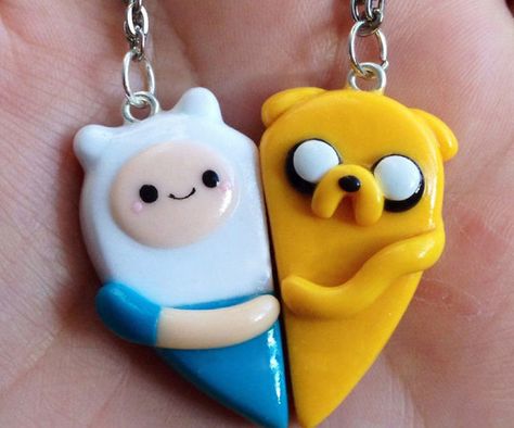 Adventure Time Jewelry, One Piece Crafts, Adventure Time Diy, Adventure Time Crafts, Fimo Ring, Clay Keychain, Clay Diy Projects, Tanah Liat, Bff Necklaces