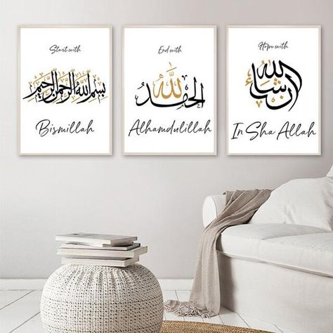 Voici un tableau d'islam blanc en 3 parties absolument fantastique. Origine : Proche-Orient Caractéristique : Toile, Triptyque Type : Peinture Certification : Artisanal Voici un beau triptyque alliant modernité et art ancestral afin de vous offrir ces belles calligraphies arabes sur fond blanc. Ces toiles orneront avec élégance votre intérieur. Venues tout droit du Proche-Orient, elles furent peintes par un artiste libanais. Grâce à leur design et leurs significations, ces tableaux apporteront u Peace Wall Art, Allah Calligraphy, Dining Room Paint, Canvas Letters, Art Calligraphy, Arabic Calligraphy Art, Black And White Wall Art, Islamic Wall Art, Wall Art Canvas Painting