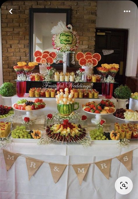 Fruit Tray Designs, Fruit Platter Ideas Party, Fruit Buffet, Wedding Buffet Food, Bubbly Bar, Fruit Displays, Catering Ideas Food, Fruit Display, Art Lighting