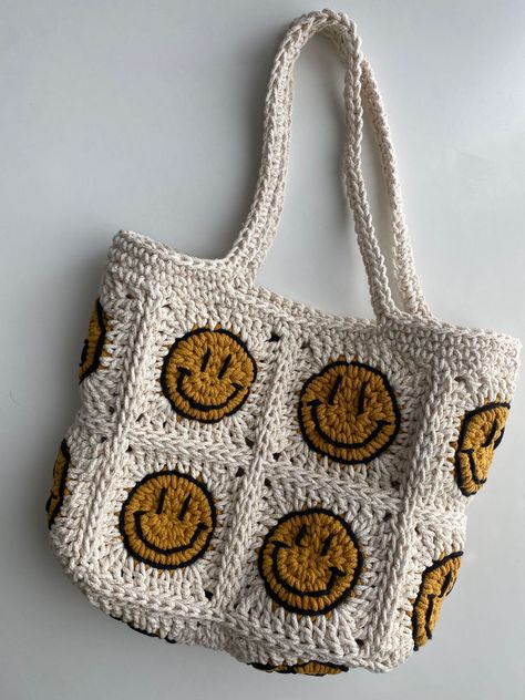 TUTORIAL: SMILEY FACE GRANNY SQUARE Crochet Bag Smiley Face, Smily Face Crochet Bag, Stuff To Crochet Ideas, Granny Square Crochet Pattern Aesthetic, 4 Square Crochet Bag, How To Make Squares Crochet, Smiley Face Crochet Blanket, Crochet Pattern Granny Square Bag, Aesthetic Crochet Granny Square