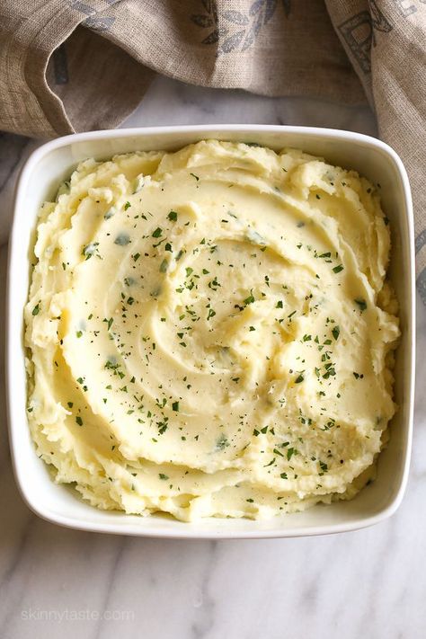 These Skinny Garlic Mashed Potatoes are so much lighter than traditional mashed potatoes, and taste so good! Creamy Garlic Mashed Potatoes, Garlic Mashed Potatoes Recipe, Diy Easy Recipes, Garlic Mashed Potatoes, Mashed Potato Recipes, Garlic Mashed, Skinny Taste Recipes, Food Tasting, Ww Recipes