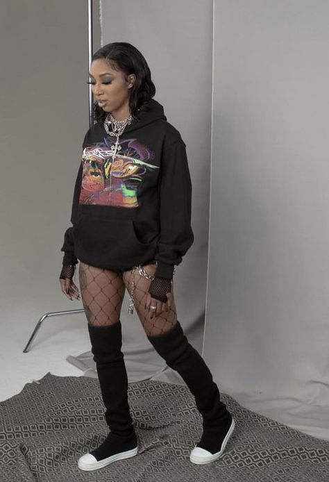 Black Women Hoodie Outfit, Concert Hoodie Outfit, Graphic Hoodie Outfit Black Women, Hoodie Shorts Outfit Black Women, Oversized Sweatshirt Outfit Black Women, Oversized Hoodie Outfit Black Women, Hoodie And Shorts Outfit Black Women, Chill Club Outfit, Shorts Hoodie Outfit