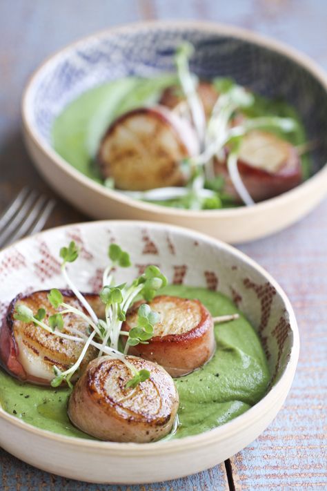 Prosciutto-wrapped Scallops with Pea Purée | IHCC Goodbye Hugh - Ever Open Sauce Scallops Recipes, Gourmet Entrees, Gastronomic Food, 5 Course Meal, Aphrodisiac Foods, Prosciutto Wrapped, Pan Seared Scallops, Healthy Plates, Date Night At Home