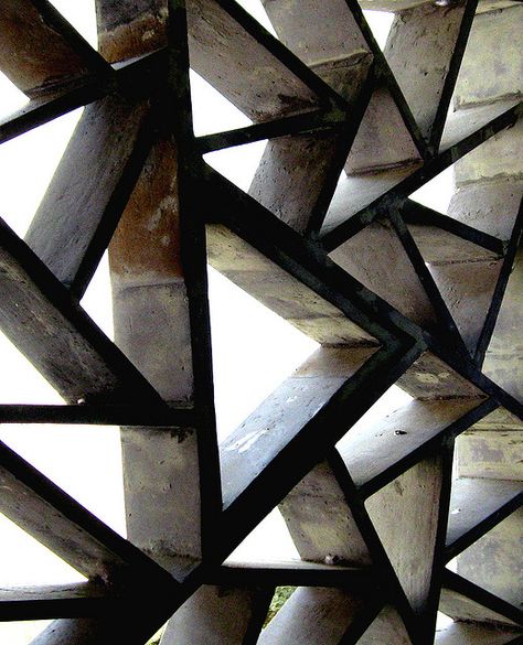 Triangles Photographie Art Corps, Geometric Architecture, 인테리어 디자인, Architecture Photography, Architecture Details, Textures Patterns, Modern Architecture, Diwali, Geometric Shapes