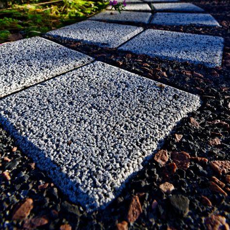 Choisir un revêtement pour ses aménagements extérieurs est parfois un vrai casse-tête. Aujourd’hui, pour vous aider à y voir plus clair, découvrez les 6 avantages du béton drainant à La Réunion. Decoration Beton