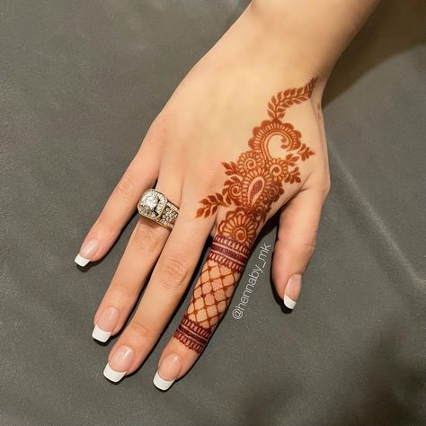 160+ Simple Mehndi Designs Perfect For Minimalist Brides! - ShaadiWish Minimalist Mehendi, दरवाजा डिजाइन, Finger Mehendi Designs, Tattoos Nature, Tattoo Mehndi, Tattoos Matching, Back Hand Mehndi, Designs Mehndi, Tato Henna