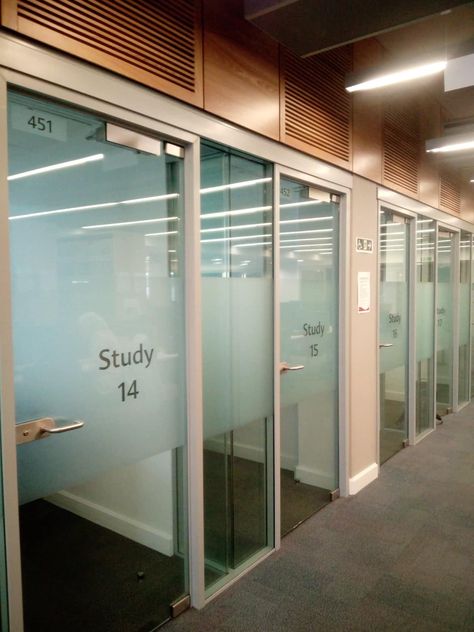 Group Study Room Design, Small Study Rooms, University Library Design, Glass Study Room, Private Study Room, Study Cafe Interior, Student Room Ideas University, In A Meeting Sign, University Cafe