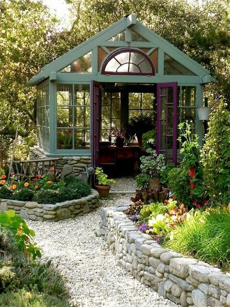 Serre Diy, Small Garden Shed, Lots Of Plants, Pinterest Garden, Greenhouse Shed, Backyard Greenhouse, Greenhouse Plans, Greenhouse Gardening, The Secret Garden