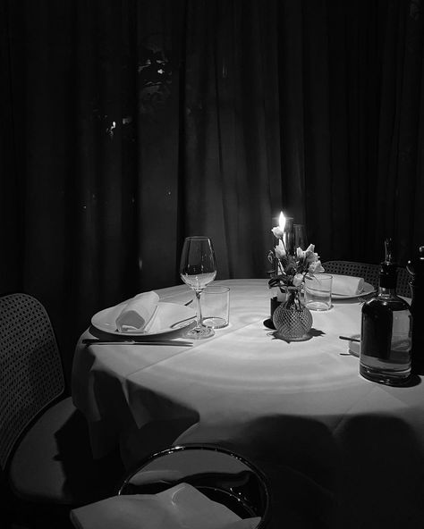 Black And White Effect, Black Mood, White Restaurant, Restaurant Photos, Media Studies, Restaurant Tables, White Table, Night Aesthetic, Luxury Life