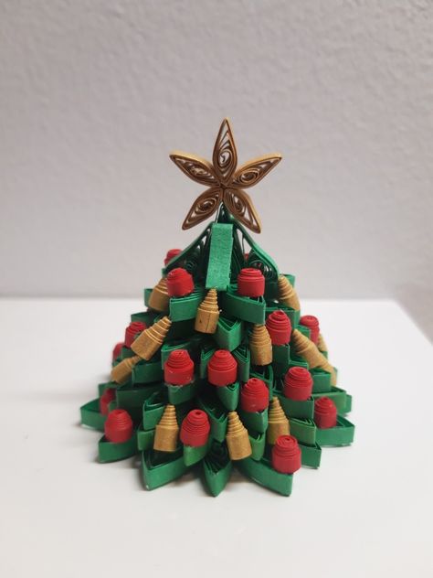 Quilling Christmas Tree 3d, Quilling Christmas Tree, Xmas Decorations Diy, Quilling Christmas, 3d Quilling, Quilling Paper Craft, Quilling Paper, Christmas Crafts For Gifts, Gold Star