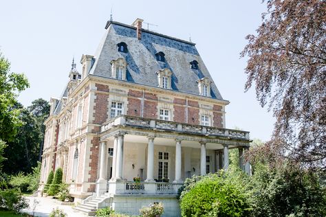 An Elegant French Wedding at Chateau Bouffemont - Lydia Stamps Photography Chateau Bouffemont Wedding, Chateau House, Castle Home, Natural Wedding Photography, Color Palette Pink, Castle House, Wedding Breakfast, French Chateau, Natural Wedding