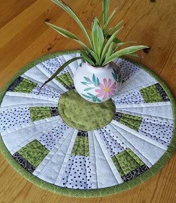 Den syende himmel: OMG finish for October Round Table Topper Patterns, Quilted Table Mat, Dresden Plate Patterns, Quilted Table Runners Christmas, Table Topper Patterns, Patchwork Table Runner, Quilted Table Runners Patterns, Table Quilts, Place Mats Quilted