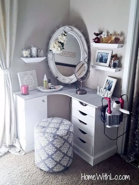 Corner Makeup Vanity Ideas, Vanity Ideas Bedroom, Makeup Vanity Ideas, Makeup Room Decor Ideas, Corner Makeup Vanity, Corner Dressing Table, Makeup Vanity Ideas Bedrooms, Makeup Room Decor Small Spaces, Makeup Vanity Decor