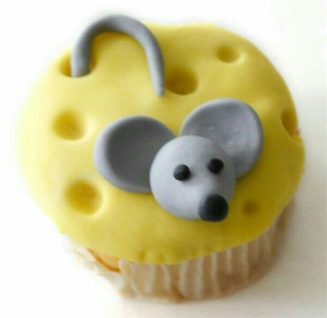 You wanted a cheesy cupcake well eat the mouse with the cheese 🐭 They always go along together Novelty Cupcakes, Cupcake Tier, Best Cupcakes, Cupcake Decorating Tips, Mini Torte, Cupcake Cake Designs, Animal Cakes, Kids Party Food, Cupcake Designs