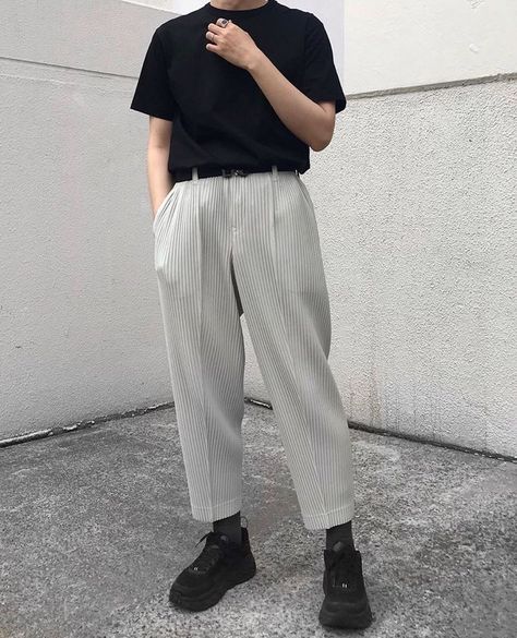 Minimal Stil, Workout Man, Minimalist Moda, Highsnobiety Fashion, Trousers Outfit, Minimalist Fashion Men, Aesthetic Outfits Men, Lazy Style, Mens Outfit Inspiration