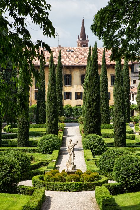 Italian Backyard, Tuscan Garden, European Garden, Rustic Italian, Italian Landscape, Italian Countryside, Classic Garden, Italian Garden, Italian Villa