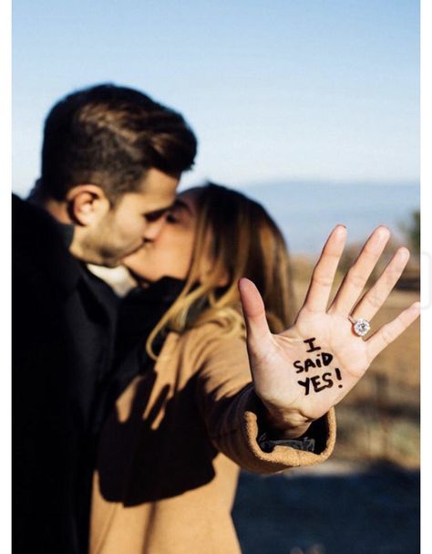 Xoxo Quotes, Engagement Announcement Photos, Creative Engagement Photo, Fall Engagement Pictures, Engagement Photography Poses, Cute Engagement Photos, Fun Engagement Photos, Couple Engagement Pictures, Wedding Engagement Pictures