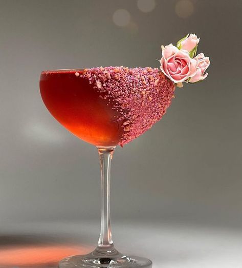 Funky Cocktails, Drink Toppings, Luxury Drinks, Instagram Cocktails, Valentine Cocktails, Pretty Alcoholic Drinks, Cocktail And Mocktail, Fancy Cocktails, Cocktail Garnish