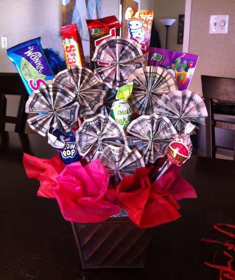 Money/candy bouquet... I made this for my niece as a gift for her 8th grade graduation :) Middle School Graduation Gifts, Graduation Gift Basket, Folded Money, Bouquet Graduation, Graduation Gifts For Boys, Friends Graduation, Graduation Money Gifts, 5th Grade Graduation, Diy Graduation Gifts