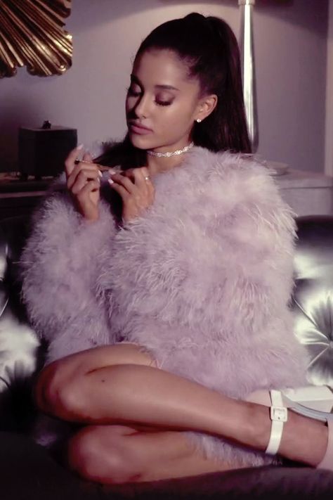 Scream Queens Gif, Scream Queens Fashion, Ariana Grande Singing, My Everything Era, Chanel Oberlin, Ariana Grande Songs, Ariana Grande Gif, Ariana Grande Fans, Ariana Grande Outfits